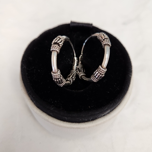 Vintage 90s Silver Hoop earrings - Picture 4 of 13